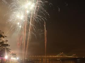 海沧大道出现大变态:遇到女生就脱裤子裸下体