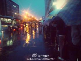 值得学习:厦门软二下雨天整齐有序等公交的人们