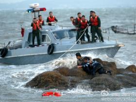 在海边玩时被困在礁石上如何自救