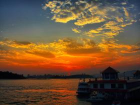 夕阳下的轮渡码头