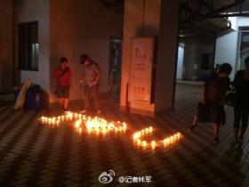 初中生用蜡烛和玫瑰摆出I Love U