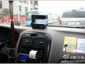 温馨:厦门的士司机为救人闯红灯、切线