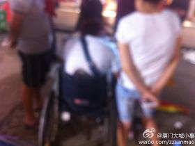 感动:厦门90后残疾人手机贴膜