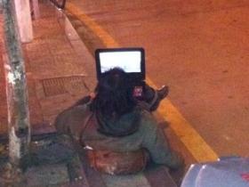 自叹不如:前埔一乞丐路边用笔记本看电影