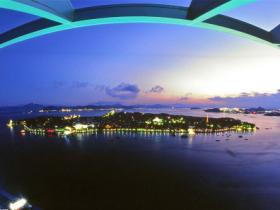 夜幕降临了,鼓浪屿上的灯渐渐点亮