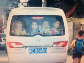 湖里校车:一辆微型车挤40个小孩2个大人