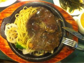 可怕:吃盛世经典牛排吃出活虫子