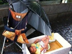 人神共愤:女子让婴儿淋雨乞讨