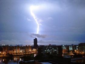 闪电霹中福州大学城最高图书馆