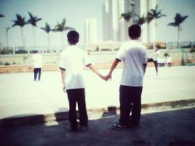 有爱:厦门十中学生打架被罚站牵手