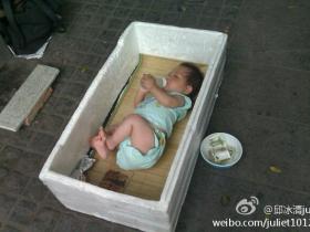 气愤:鼓浪屿上现利用婴儿乞讨者
