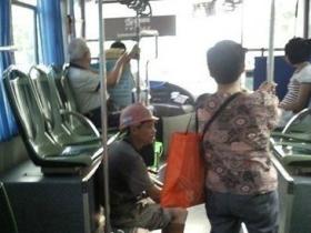 公交车上,为了不弄脏座位,民工兄弟这样坐着