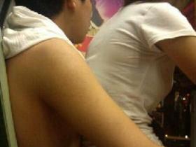 不雅:海沧公交车上比雷锋还雷的一幕