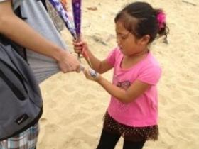 椰风寨出现强卖花,还要拿石头砸人