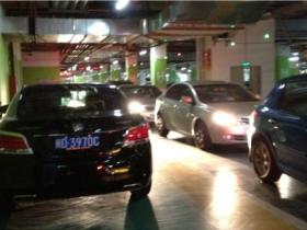 厦门万达开征停车费:车辆排长龙