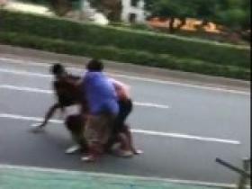 人渣·败类?厦门东渡不良青年当街殴打年老夫妇