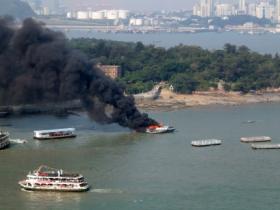 今晨鼓浪屿轮渡附近三艘船着火