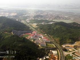 厦门航拍:半山腰上的学校