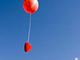 史上最大悲剧:求婚不成 5万元钻戒跟着气球飞了