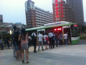 文明之城:公交车上车请排队