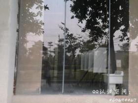 华侨大学厦门工学院惊现 全透明玻璃男厕所