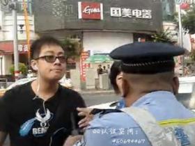 视频：厦门惊现耐心警察哥和闯红灯的愤怒少年