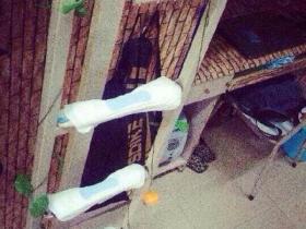 楼梯冰冷?厦大女生用卫生巾裹住宿舍床把杆