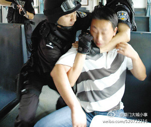 男子动车上跳”江南style”被当精神病 当场被乘警按住