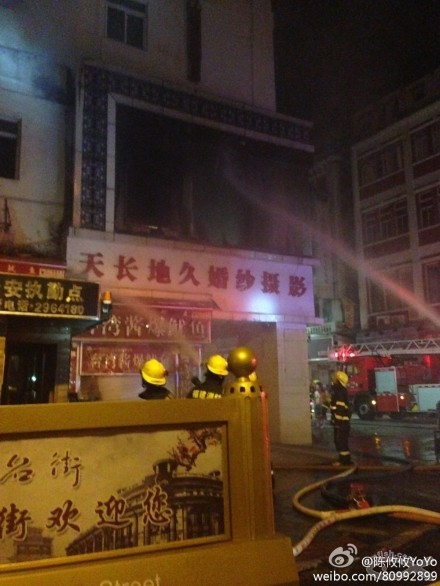 火烧中山路！！10多辆消防车出动，三四个店铺被毁